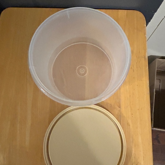 Vintage Tupperware Round Storage Container - Picture 4 of 4